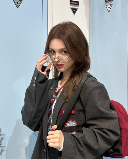 Ngoại hình được đánh giá là khá hoàn hảo của Elina cũng khiến cô vướng nghi vấn phẫu thuật thẩm mỹ. Tuy nhiên, cô gái này khẳng định nhan sắc của cô không hề có sự can thiệp "dao kéo".