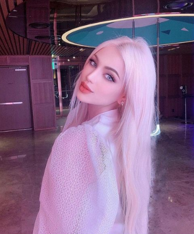 Cô cũng được nhiều người yêu mến bởi gương mặt đẹp ngọt ngào tựa búp bê.