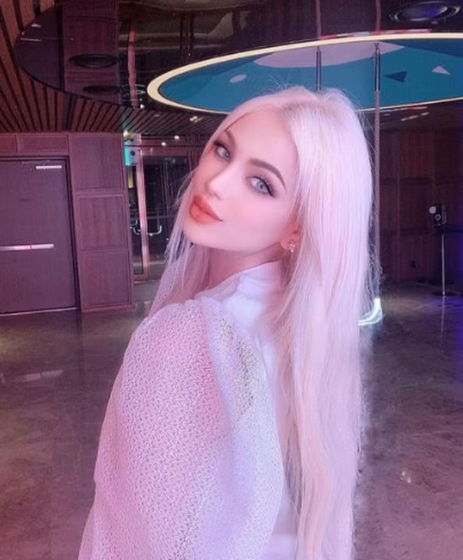 Cô cũng được nhiều người yêu mến bởi gương mặt đẹp ngọt ngào tựa búp bê.