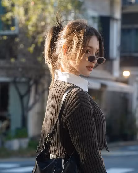 Mỗi bài đăng của hot girl lai này đều thu hút hàng trăm nghìn lượt tương tác và nhiều lời ngợi khen có cánh.