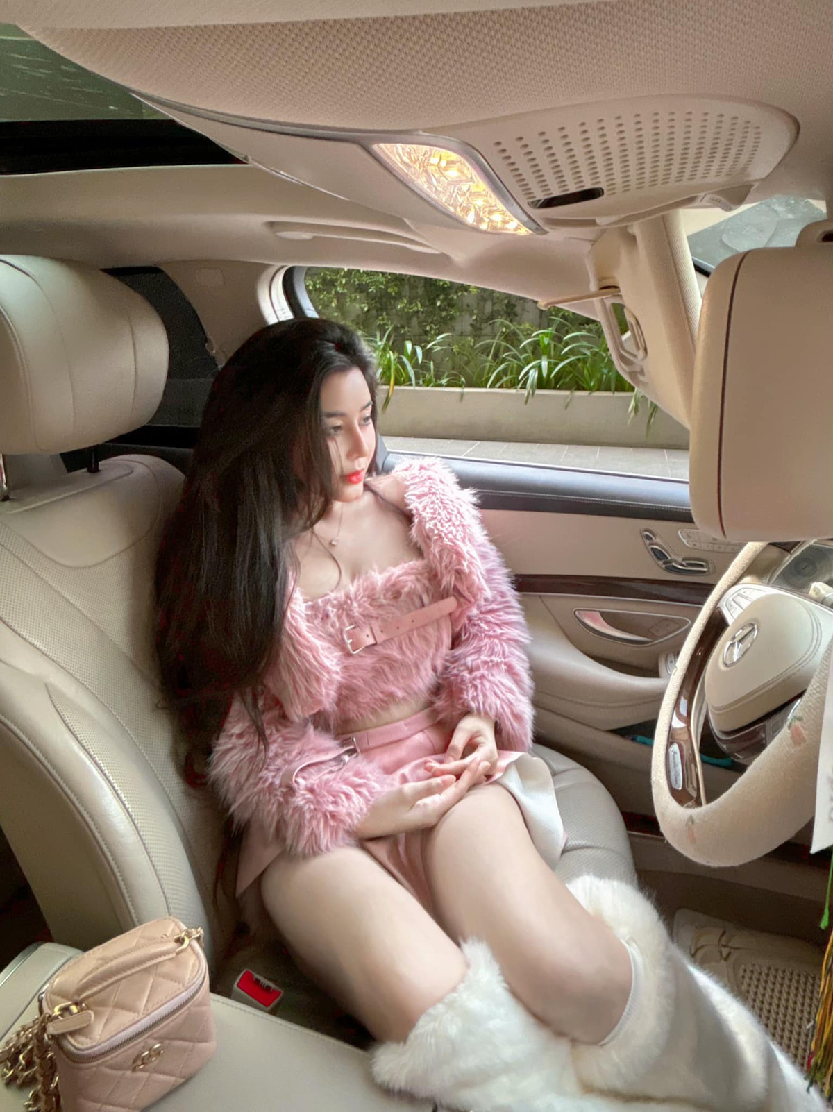 Hot girl Võ Ngọc Trân mới đây lại "tạo bão" với màn "lên đồ" khoe dáng trong xế hộp.