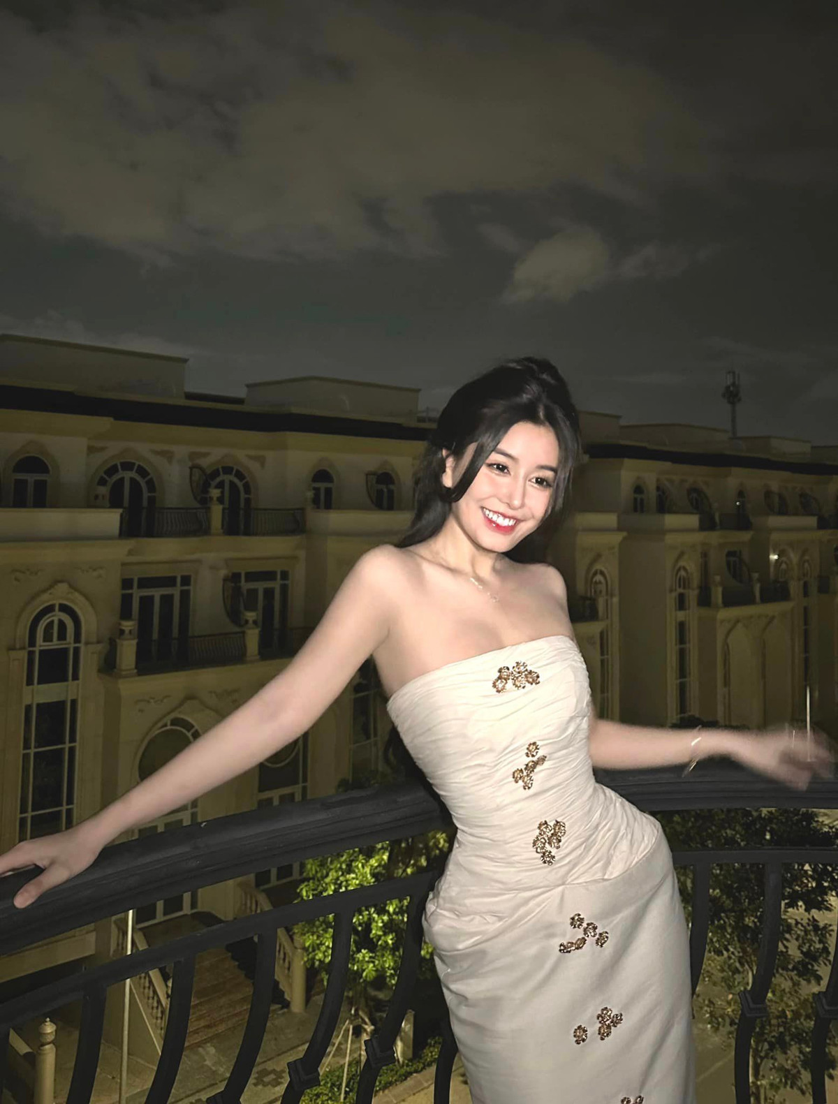 Vào đại học, Võ Ngọc Trân ngày càng gợi cảm và quyến rũ hơn. Cô nàng theo đuổi gu thời trang phóng khoáng, tự tin khoe dáng nuột nà trong những bộ đồ gợi cảm.