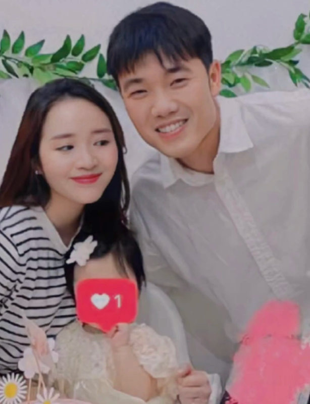 Dù chỉ chụp lướt qua nhưng cũng không "dìm" vợ Xuân trường chút nào.