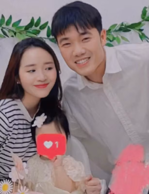 Dù chỉ chụp lướt qua nhưng cũng không "dìm" vợ Xuân trường chút nào.