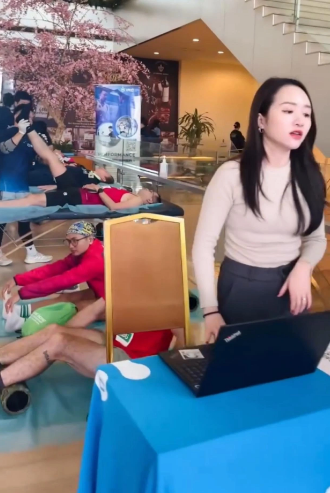 Mới đây, vợ Lương Xuân Trường được bắt gặp khi đang ngồi bàn tư vấn cho trung tâm phục hồi chấn thương thể thao do chính cô làm Giám đốc chi nhánh.