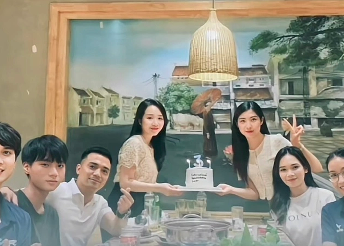 Những khoảnh khắc chụp chung của tiền vệ Lương Xuân Trường và vợ càng hiếm hoi xuất hiện trên MXH.