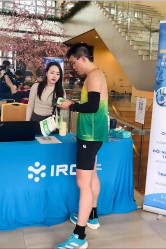 Nhan sắc của Nhuệ Giang qua ống kính "team qua đường" thấy rõ làn da trắng phát sáng, ngũ quan hài hoà tinh tế, cư dân mạng dành nhiều lời khen.