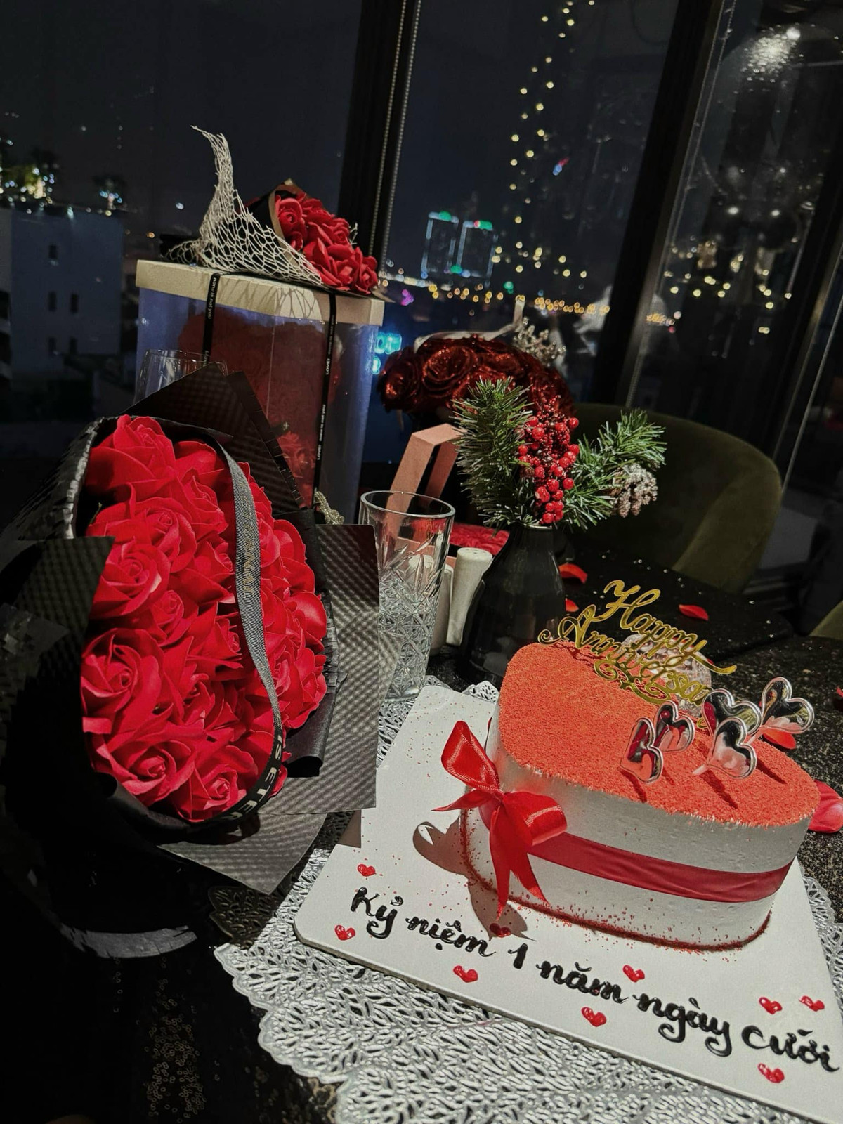 Cặp đôi chọn một không gian yên tĩnh với nến, hoa, bóng bay và bánh gato.