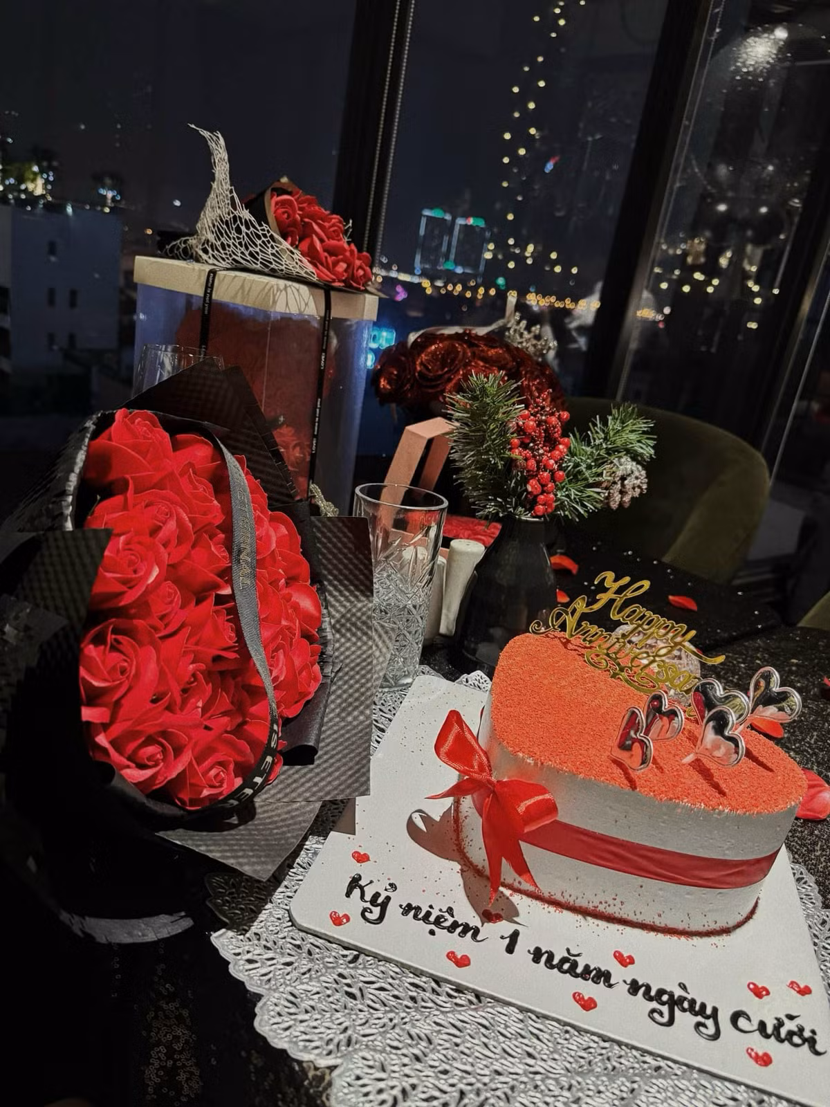 Cặp đôi chọn một không gian yên tĩnh với nến, hoa, bóng bay và bánh gato.