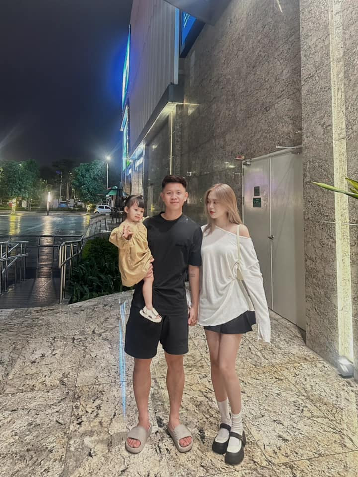 Cả hai bén duyên với nhau từ năm 2020 qua giới thiệu của một người bạn. Dần dần sau khoảng thời gian tìm hiểu, họ cảm thấy đồng điệu với nhau về nhiều thứ nên quyết định tiến thêm bước nữa.