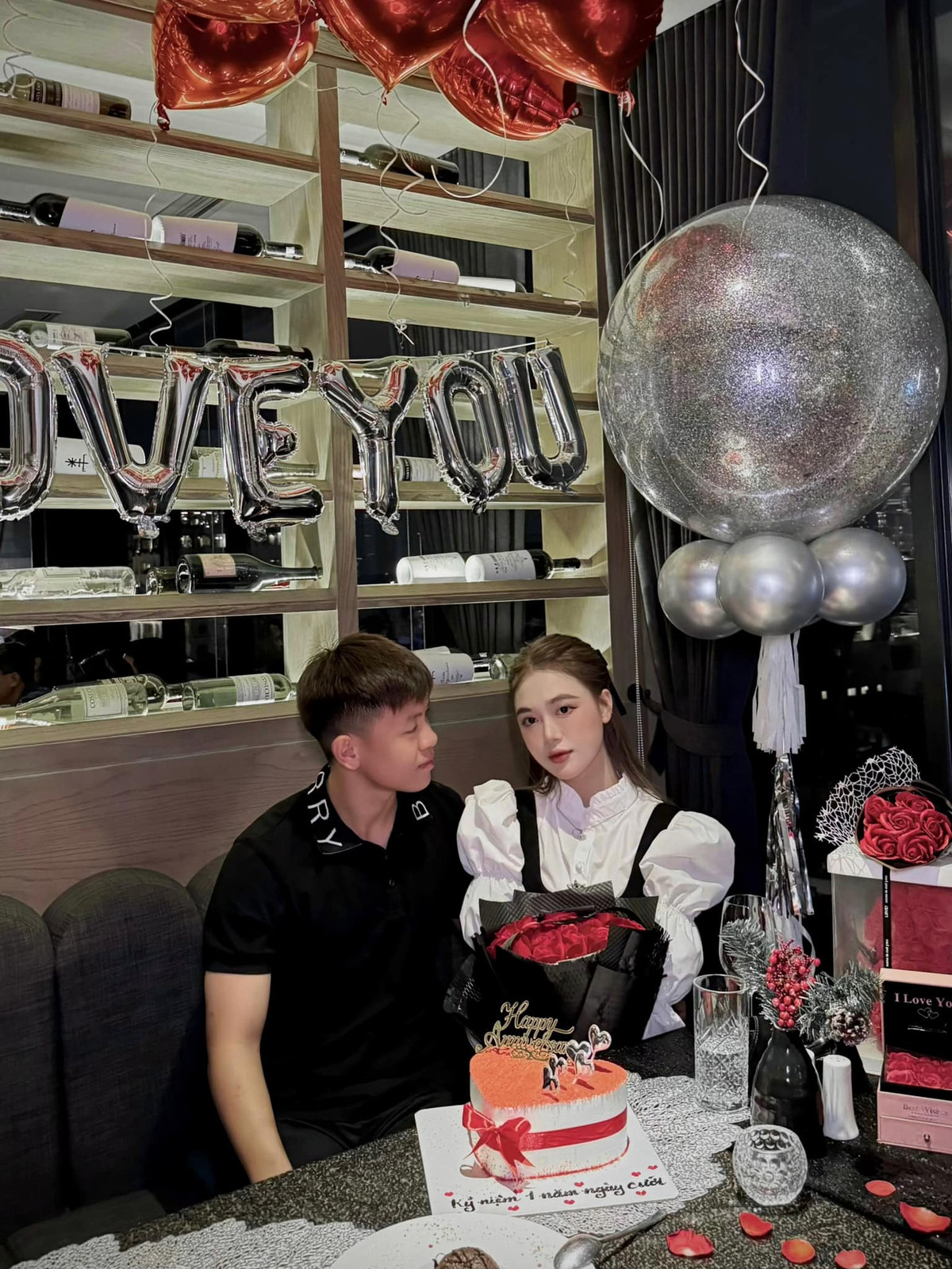 Trung vệ Vũ Tiến Long chuẩn bị dòng chữ “I Love U” thể hiện tình cảm dành cho vợ.