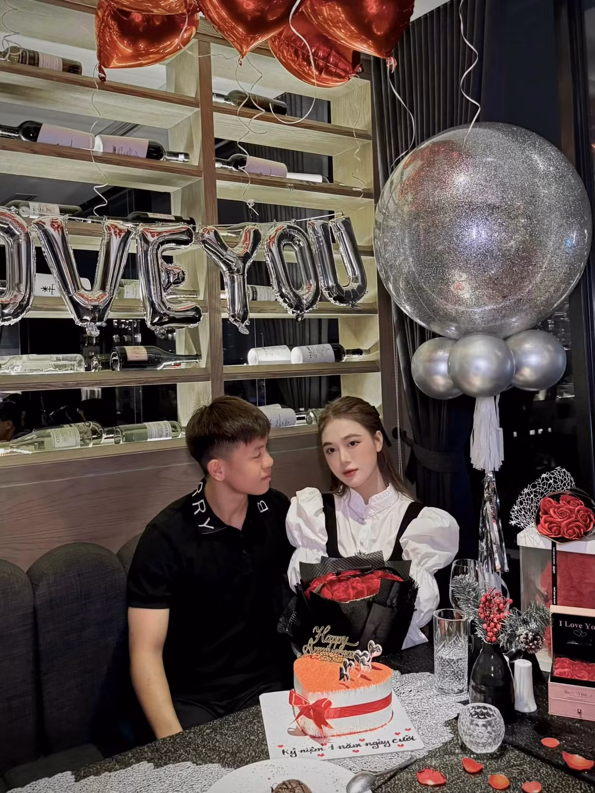 Trung vệ Vũ Tiến Long chuẩn bị dòng chữ “I Love U” thể hiện tình cảm dành cho vợ.