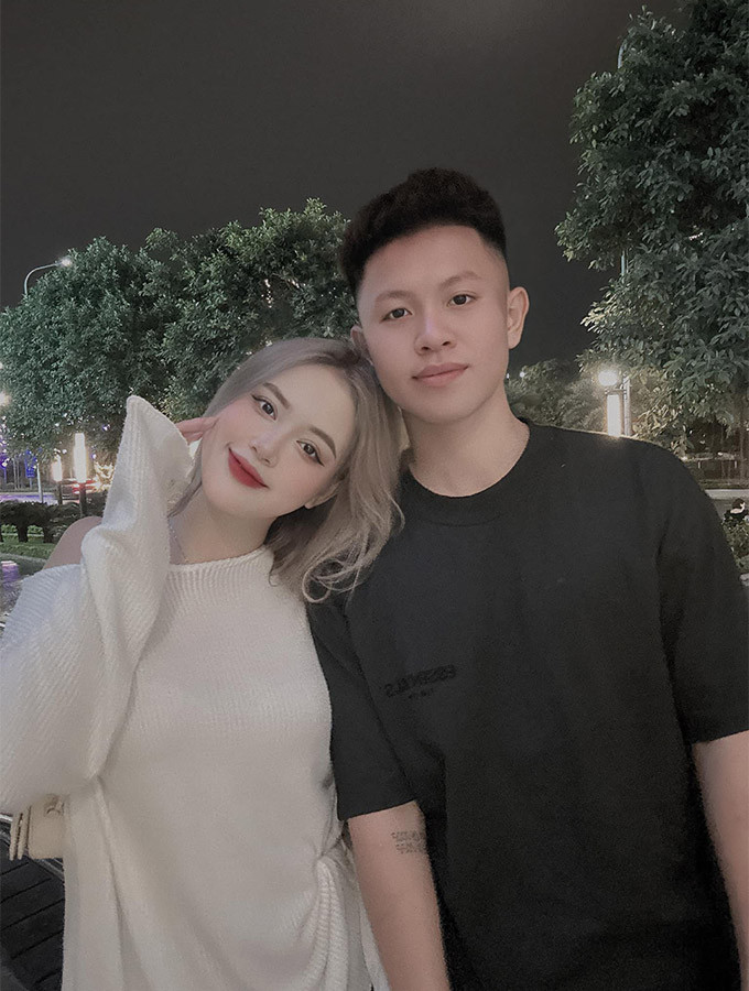 Vũ Tiến Long và bà xã Diễm Quỳnh đều sinh năm 2002. Cặp đôi này chính thức kết hôn từ tháng 12/2022. Tuy nhiên, trước đó, vào đầu năm 2022, vợ chồng trẻ đón con gái đầu lòng, đặt biệt danh là Bơ.