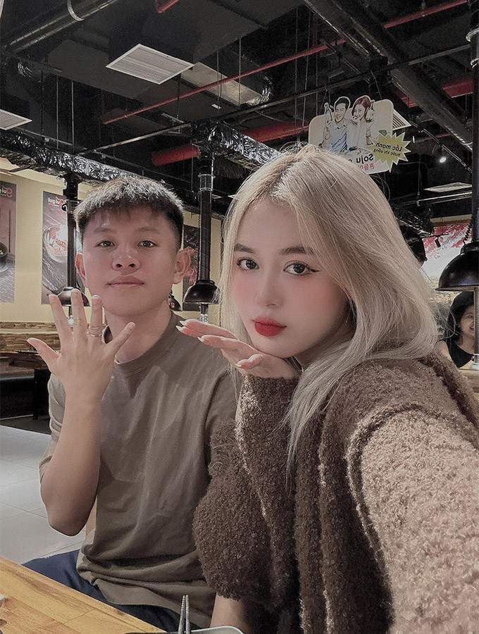 Trên trang cá nhân, bên cạnh những hình ảnh tập luyện và thi đấu cùng đồng đội, Vũ Tiến Long thường xuyên đăng hình ảnh khoe khoảnh khắc ngọt ngào bên vợ.