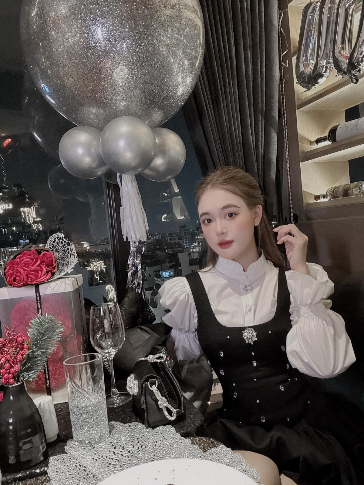 Trong lần này vợ Vũ Tiến Long nổi bật với nhan sắc “đẹp không có điểm chê”, netizen nhận xét gương mặt cô xinh như búp bê.