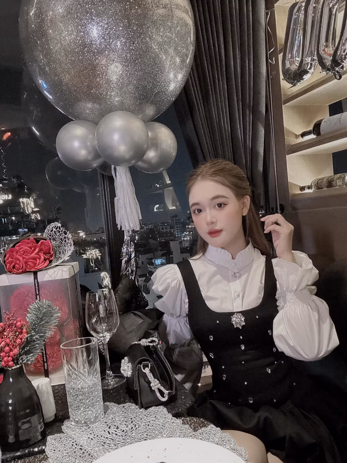 Trong lần này vợ Vũ Tiến Long nổi bật với nhan sắc “đẹp không có điểm chê”, netizen nhận xét gương mặt cô xinh như búp bê.