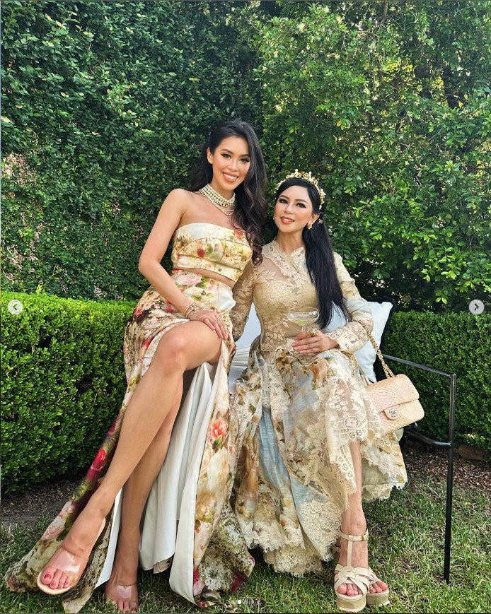 Hai mẹ con nhà tỷ phú đọ sắc trong 1 khung hình. Cả hai đều diện váy hoa xinh đẹp, lộng lẫy không khác gì một vườn cổ tích.