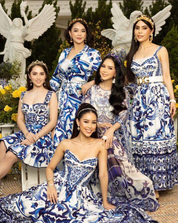 Sở hữu vẻ đẹp lạ với nước da rám nắng, đôi môi dày gợi cảm, Tiên Nguyễn xây dựng style của mình theo hướng nữ tính nhưng rất sang trọng.