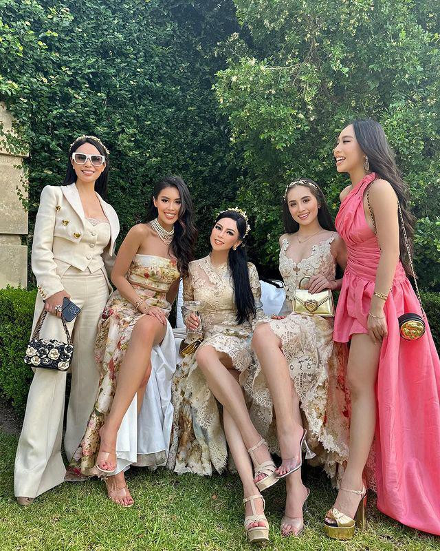 Mới đây, Tiên Nguyễn cùng mẹ và các chị em lên đồ xuất hiện trong 1 tiệc cưới với bối cảnh vườn hoa vintage nhận được nhiều sự chú ý từ công chúng.