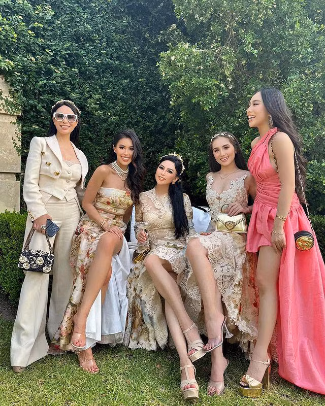 Mới đây, Tiên Nguyễn cùng mẹ và các chị em lên đồ xuất hiện trong 1 tiệc cưới với bối cảnh vườn hoa vintage nhận được nhiều sự chú ý từ công chúng.