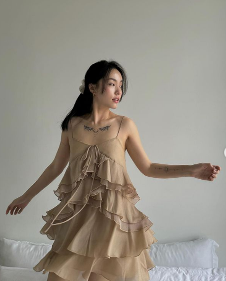 Mới đây, nữ blogger chia sẻ một số khoảnh khắc diện váy hai dây bay bổng để khoe khéo hình xăm nghệ thuật.