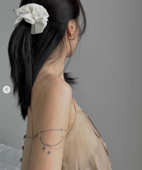 Cô nàng có phong cách thời trang hiện đại, đa dạng và chú trọng vào kiểu dáng, chất liệu chứ không quan trọng đồ hàng hiệu.