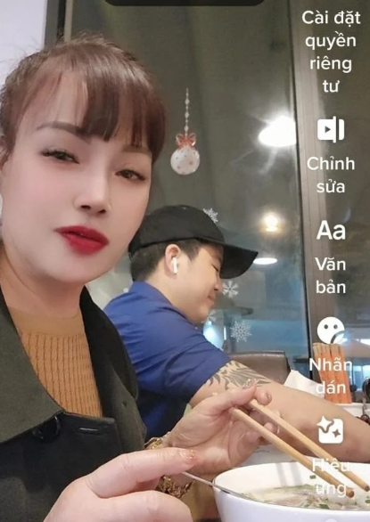 Không ít người vì thế đã dành lời khen ngợi cho vẻ nhuận sắc, thăng hạng diện mạo thấy rõ của cô Thu Sao.