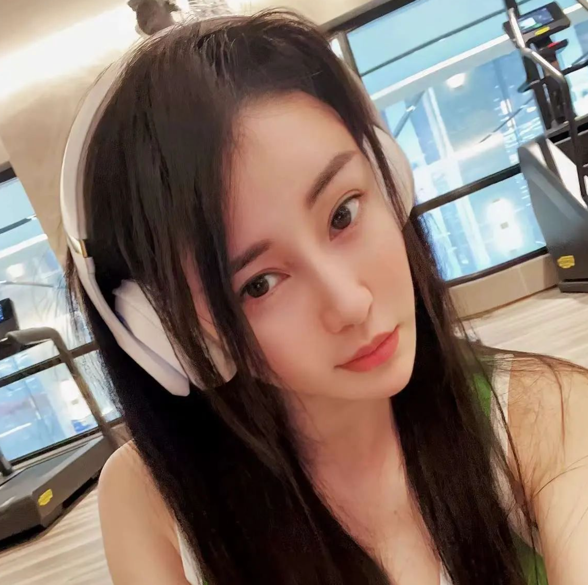 Ngoài công việc là một giáo viên dạy yoga, người đẹp 8X còn là một vũ công, một gương mặt quảng cáo đắt show.