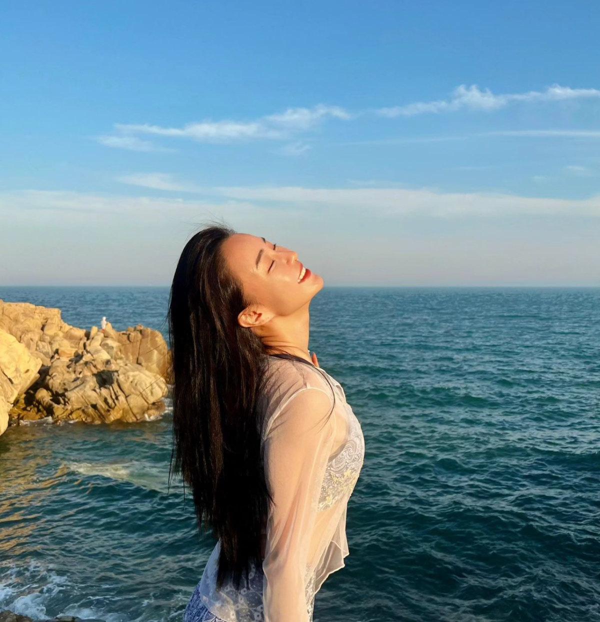 Miya Muqi sở hữu thân hình thon gọn, đường cong bốc lửa và gương mặt thánh thiện như một thiên thần.