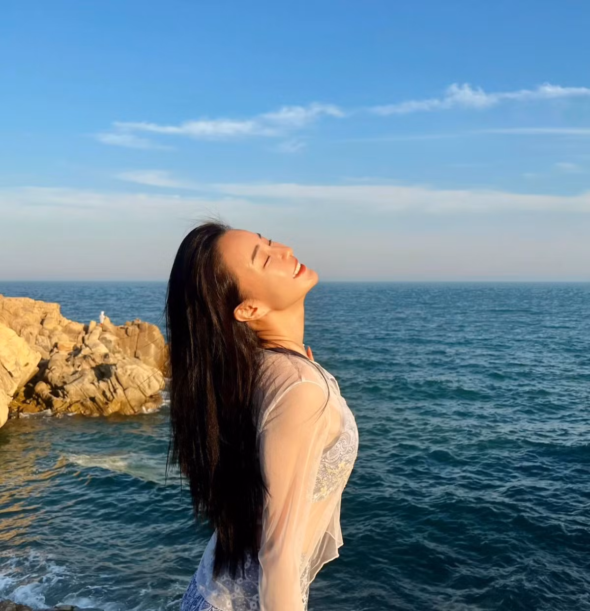 Miya Muqi sở hữu thân hình thon gọn, đường cong bốc lửa và gương mặt thánh thiện như một thiên thần.