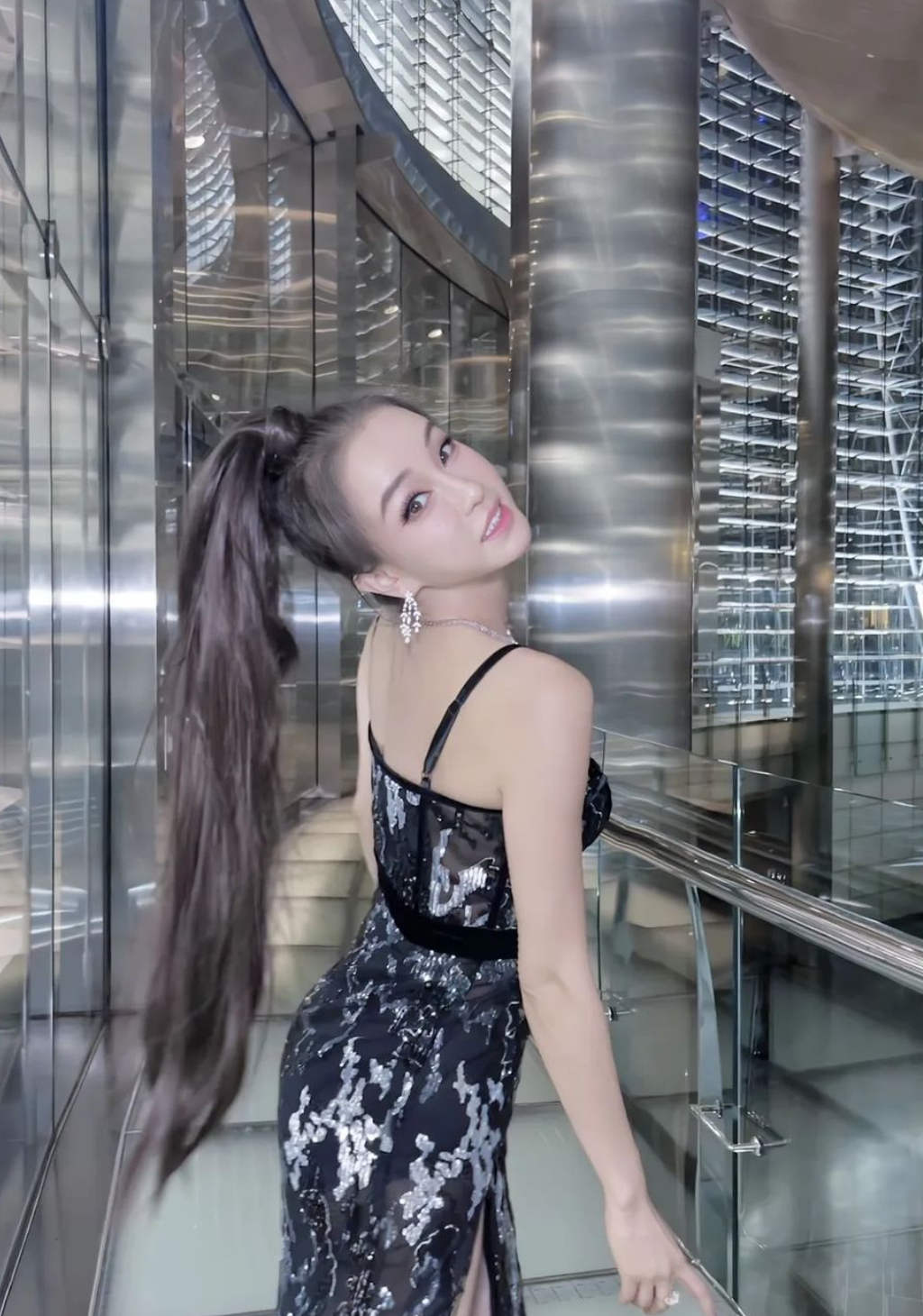 Ngoại hình tràn đầy sức sống và nuột nà như gái đôi muôi của nữ giáo viên yoga khiến chị em chỉ biết "xin vía" và ao ước.