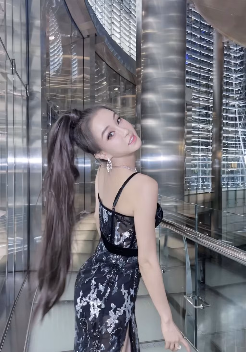 Ngoại hình tràn đầy sức sống và nuột nà như gái đôi muôi của nữ giáo viên yoga khiến chị em chỉ biết "xin vía" và ao ước.