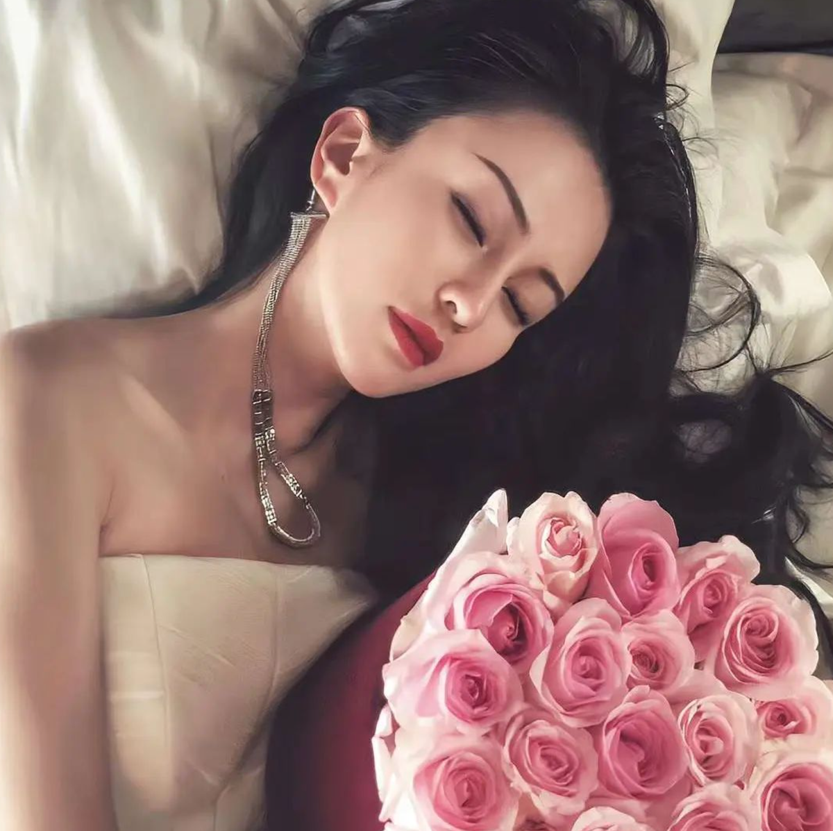 Dù đã ở tuổi ngoài 30, bên cạnh hình thể chuẩn chỉnh thì nhan sắc ngọt ngào và trẻ trung cùng làn da trong veo của Miqi Miya cũng là điểm cộng lớn.