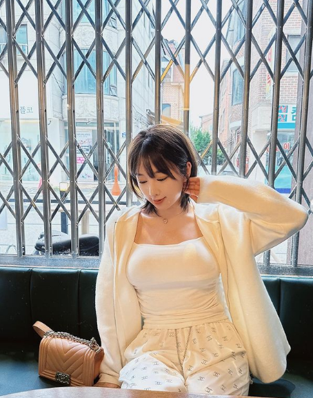 Đáng nói, dù nặng tới 53kg nhưng người đẹp vẫn xuất hiện ngọt ngào và nóng bỏng trong các khuôn hình.