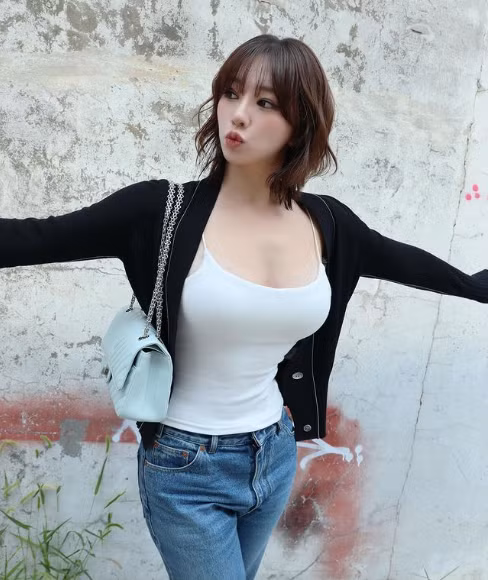 Kim Nara sinh năm 1988, cao 1m65 và nặng 53kg. Chiều cao không quá nổi trội nhưng vừa vặn để làm mẫu ảnh.