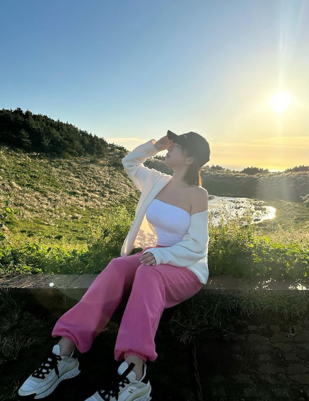 Người đẹp hiện nay bỗng trở thành đối tượng theo đuổi của nhiều chàng trai độc thân.