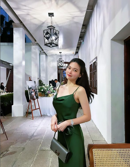 Trên trang cá nhân, Wang Sing chia sẻ nhiều hình ảnh về bản thân, công việc cũng như cuộc sống.