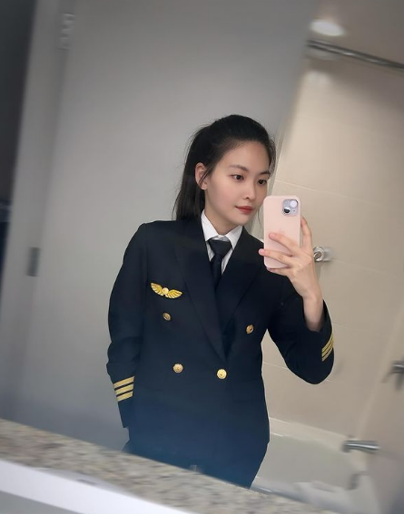 Khi khoác lên mình bộ đồng phục phi công, Wang thực sự rất đáng ngưỡng mộ.