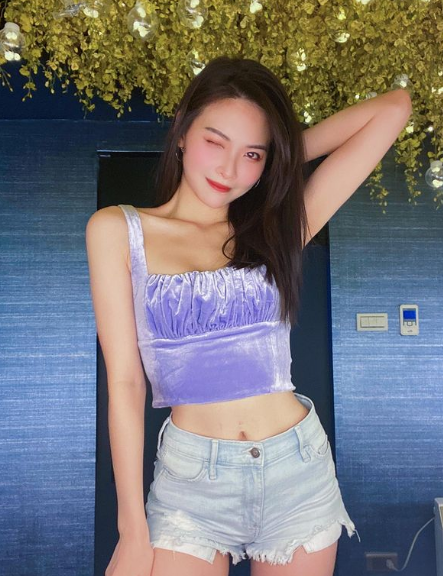 Cô là cựu thành viên của nhóm nhạc thần tượng Nhật Bản AKB48. Sau đó, người đẹp từ bỏ sự nghiệp trong làng giải trí, học lái máy bay và trở thành nữ phi công.