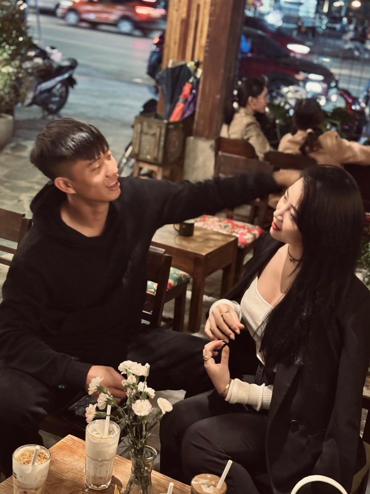 Mới đây, Văn Đức cùng bà xã Võ Nhật Linh đã tranh thủ “trốn” con hẹn hò đi uống cafe để “hâm nóng tình cảm”. Anh còn chia sẻ đầy hài hước: “Đàm đạo cùng tiểu muội”.