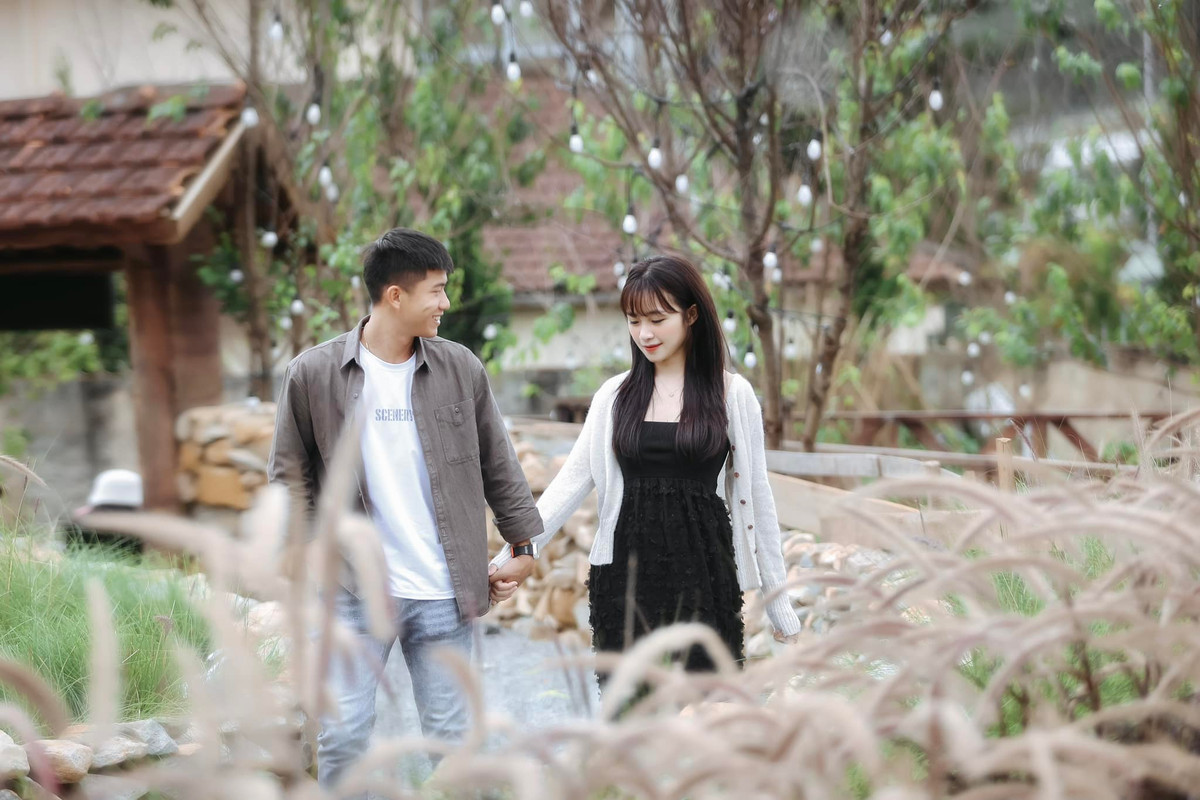 Trong hình, Văn Đức cười tươi, âu yếm nhìn Nhật Linh không rời mắt, đồng thời một tay anh cũng vuốt lên mái tóc của bà xã.