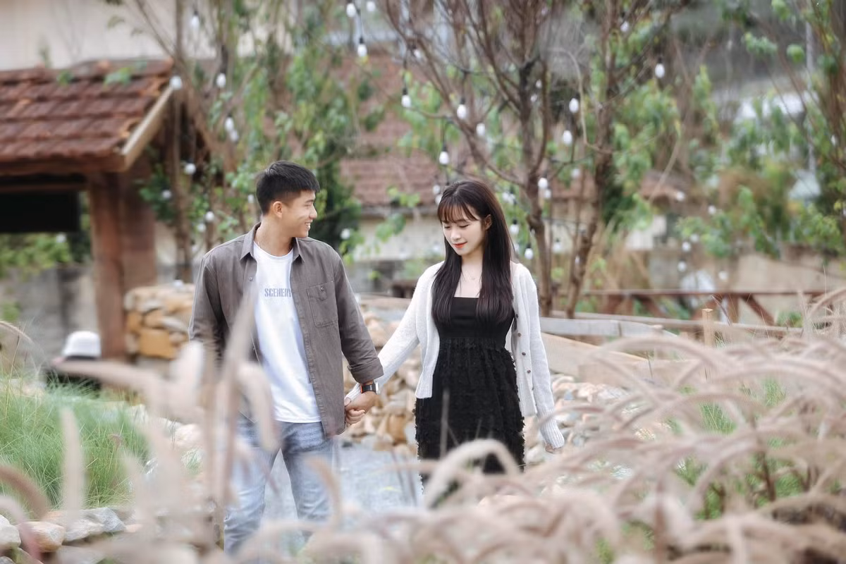 Trong hình, Văn Đức cười tươi, âu yếm nhìn Nhật Linh không rời mắt, đồng thời một tay anh cũng vuốt lên mái tóc của bà xã.