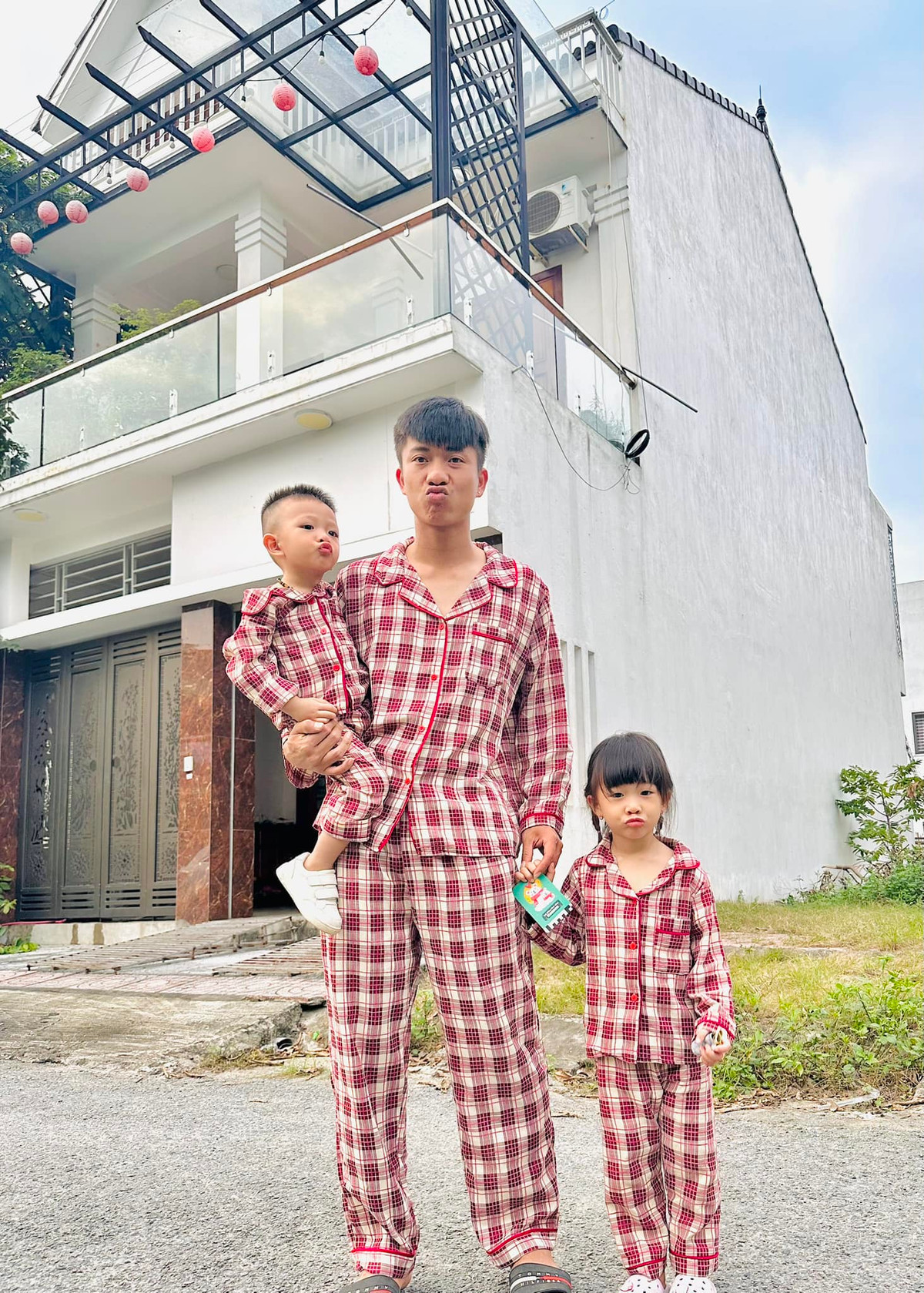  Tiền vệ Phan Văn Đức hiện đang trong giai đoạn hồi phục, thời gian này anh dành nhiều thời gian cho gia đình nhỏ của mình.