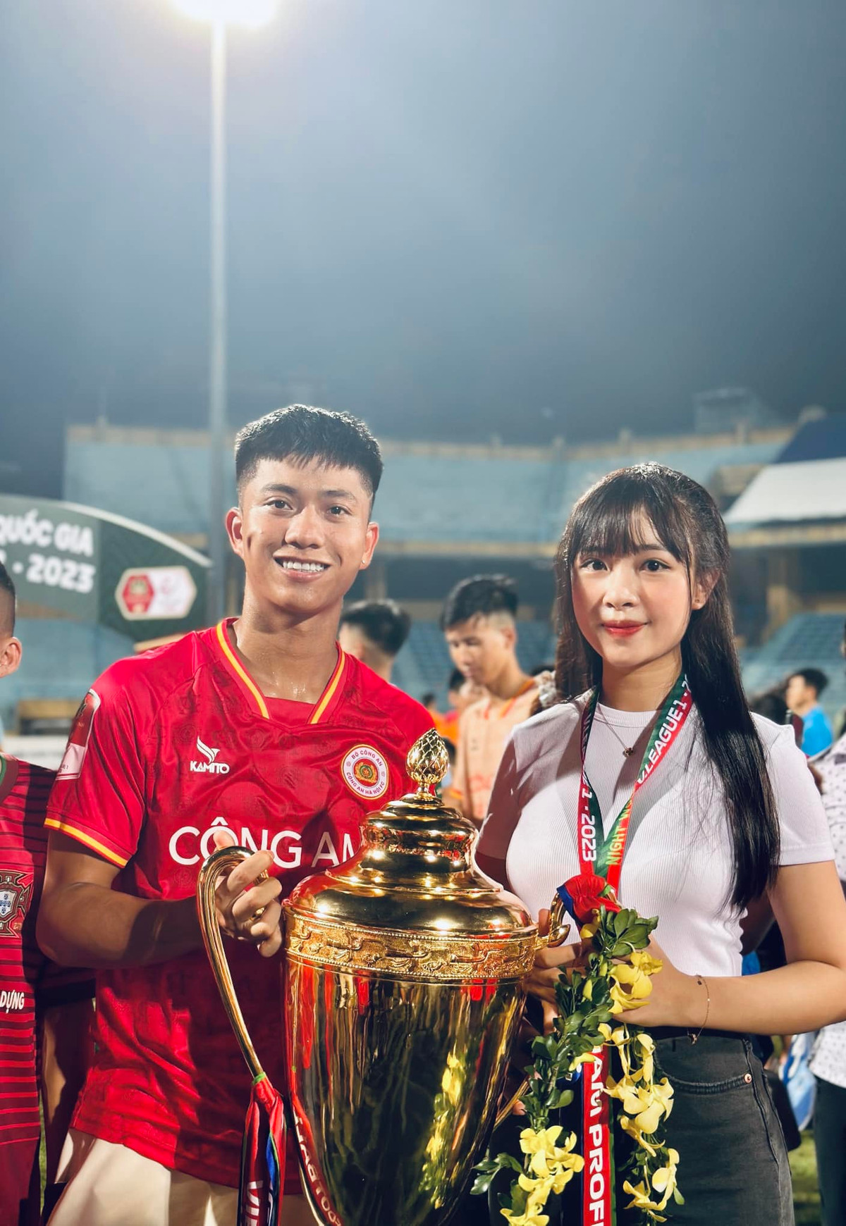 Bà xã Văn Đức diện áo thun trắng khoét cổ sâu lấp ló vòng 1 đầy đặn kết hợp với áo vest đen. Các fan, bạn bè để lại bình luận thể hiện sự ngưỡng mộ trước cử chỉ đầy tình tứ của cặp đôi này.