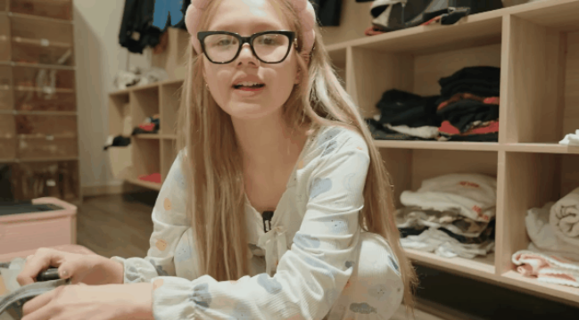 Theo đó, người đẹp sinh năm 2002 diện đồ bộ, tóc không tạo kiểu, gương mặt mộc hoàn toàn.