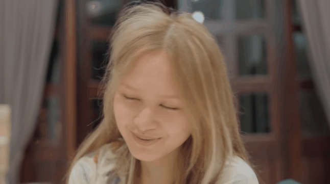 Bên cạnh những màn tương tác hài hước, dí dỏm của Xemesis, điều khiến cư dân mạng chú ý nhất lại chính là nhan sắc mặt mộc của hot girl Xoài Non.