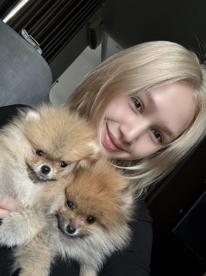 Cô nàng nhiều lần khiến netizen thích thú khi zoom cận nhan sắc tự nhiên, làn da trắng sáng, mịn màng khi không trang điểm.