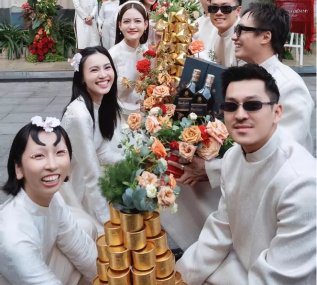 Một số người cho rằng tạo hình của cô độc đáo nhưng trong buổi lễ trọng đại như vậy thì không phù hợp.