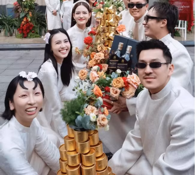 Một số người cho rằng tạo hình của cô độc đáo nhưng trong buổi lễ trọng đại như vậy thì không phù hợp.