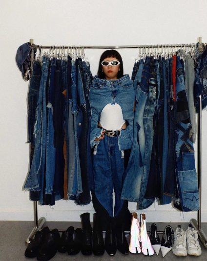 Trên MXH, những hình ảnh của cô nàng cũng được lan truyền và bàn tán xôn xao, xuất hiện nhiều ý kiến trái chiều. Trong đó nhiều người nhận xét những màn makeup của Trang Hý quá "ố dề", bất chấp tất cả để gây sự chú ý.